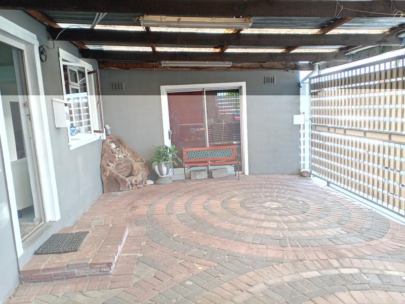 5 Bedroom Property for Sale in Pelikan Park Western Cape